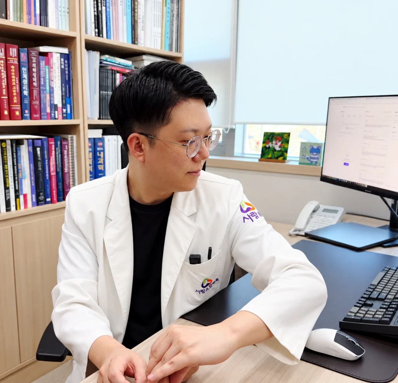 상담 중 생활 계획을 설명하는 모습