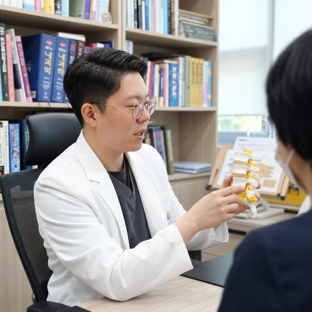 식사 관리에 관해 설명하는 소현우 원장
