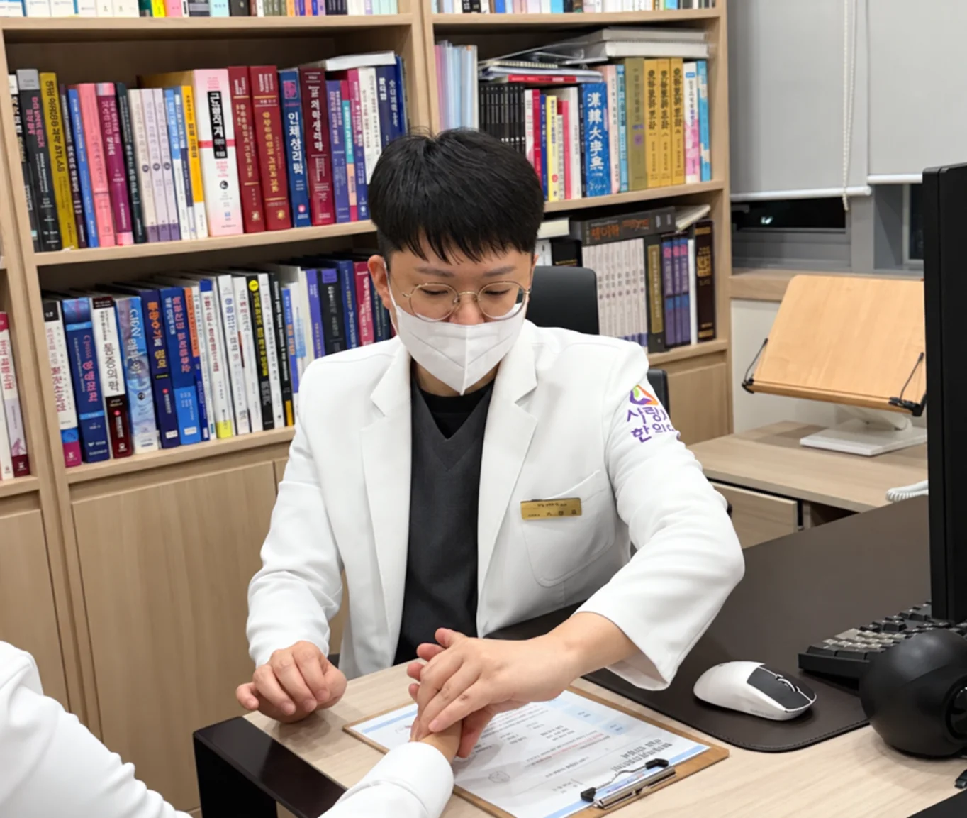 생활 기록을 확인하는 소현우 원장