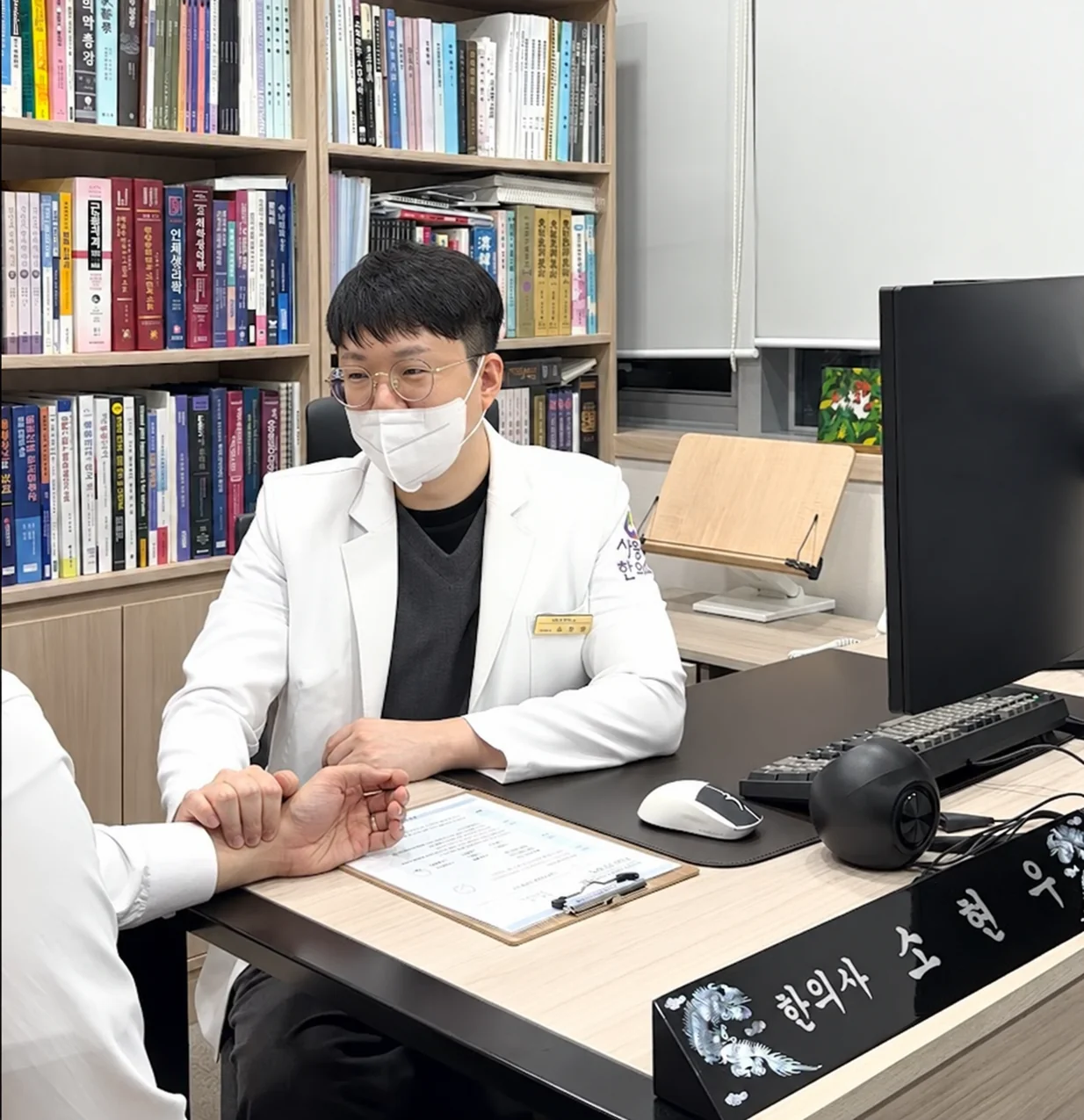 정체기 경과를 상담하는 소현우 원장
