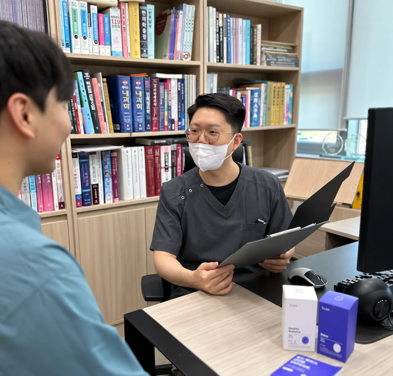 환자의 이야기를 듣는 상담 모습