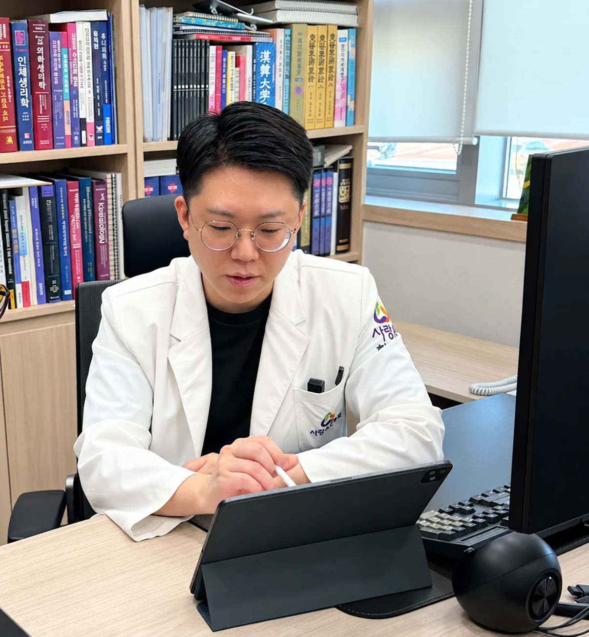 환자의 이야기를 듣는 소현우 원장