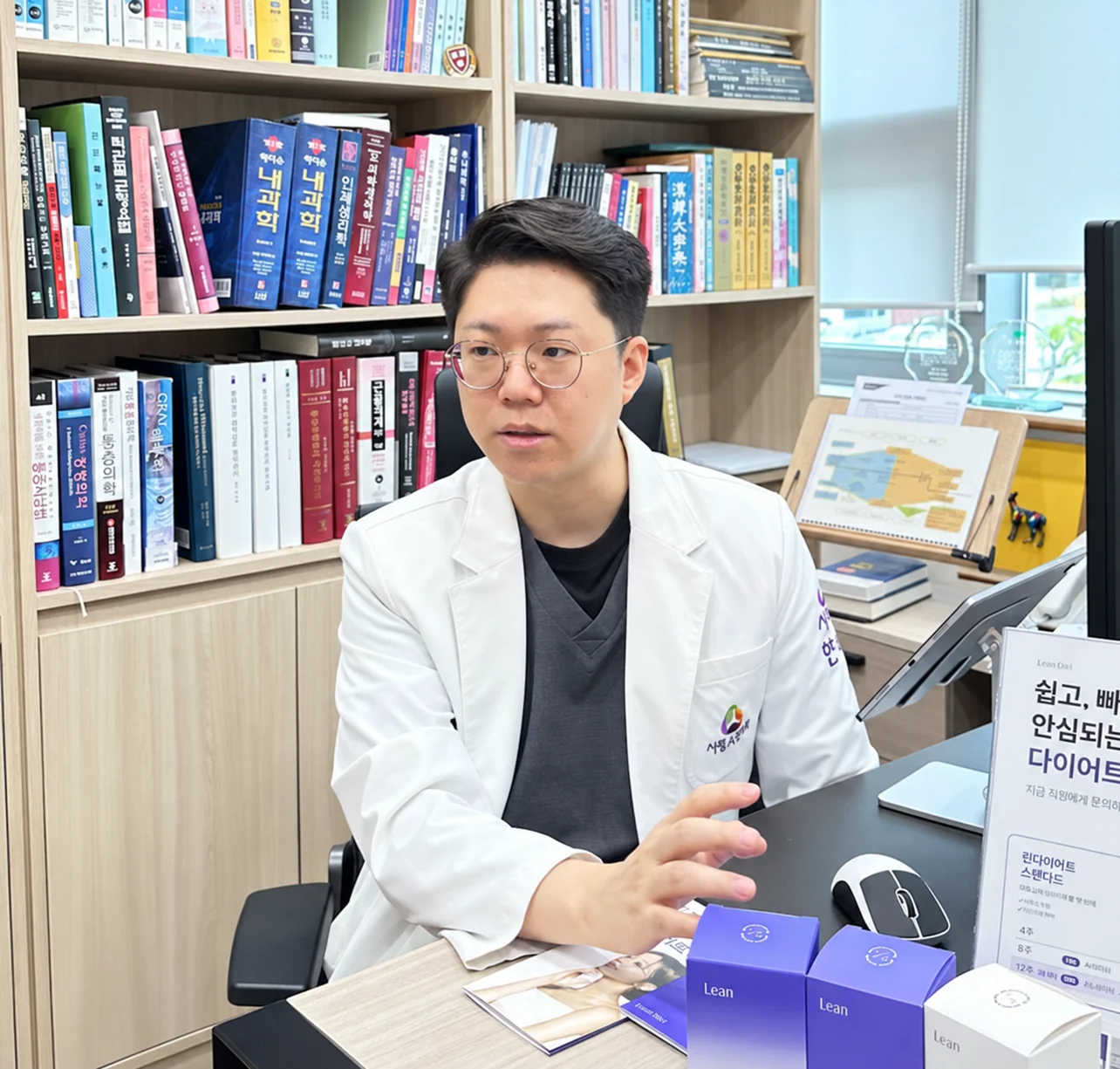 진료실에서 설명하는 소현우 원장