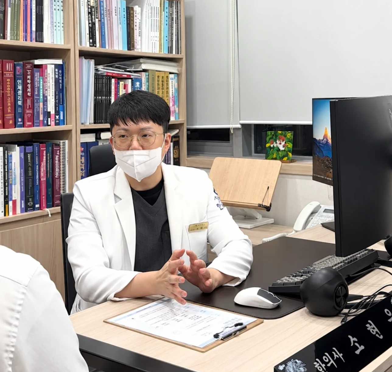 생활 습관을 상담하는 소현우 원장