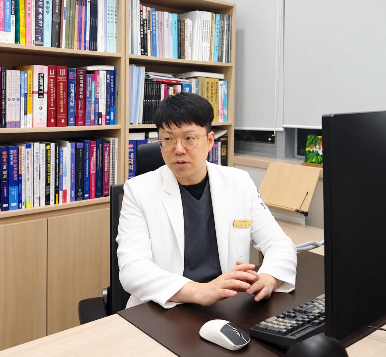 진료실에서 설명하는 소현우 원장