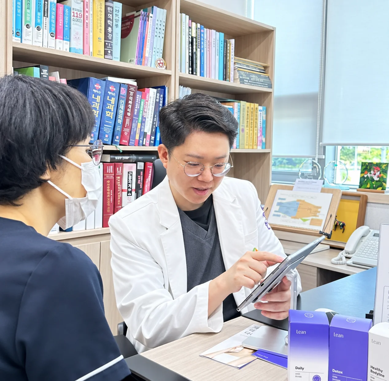 진료실에서 상담 내용을 확인하는 모습